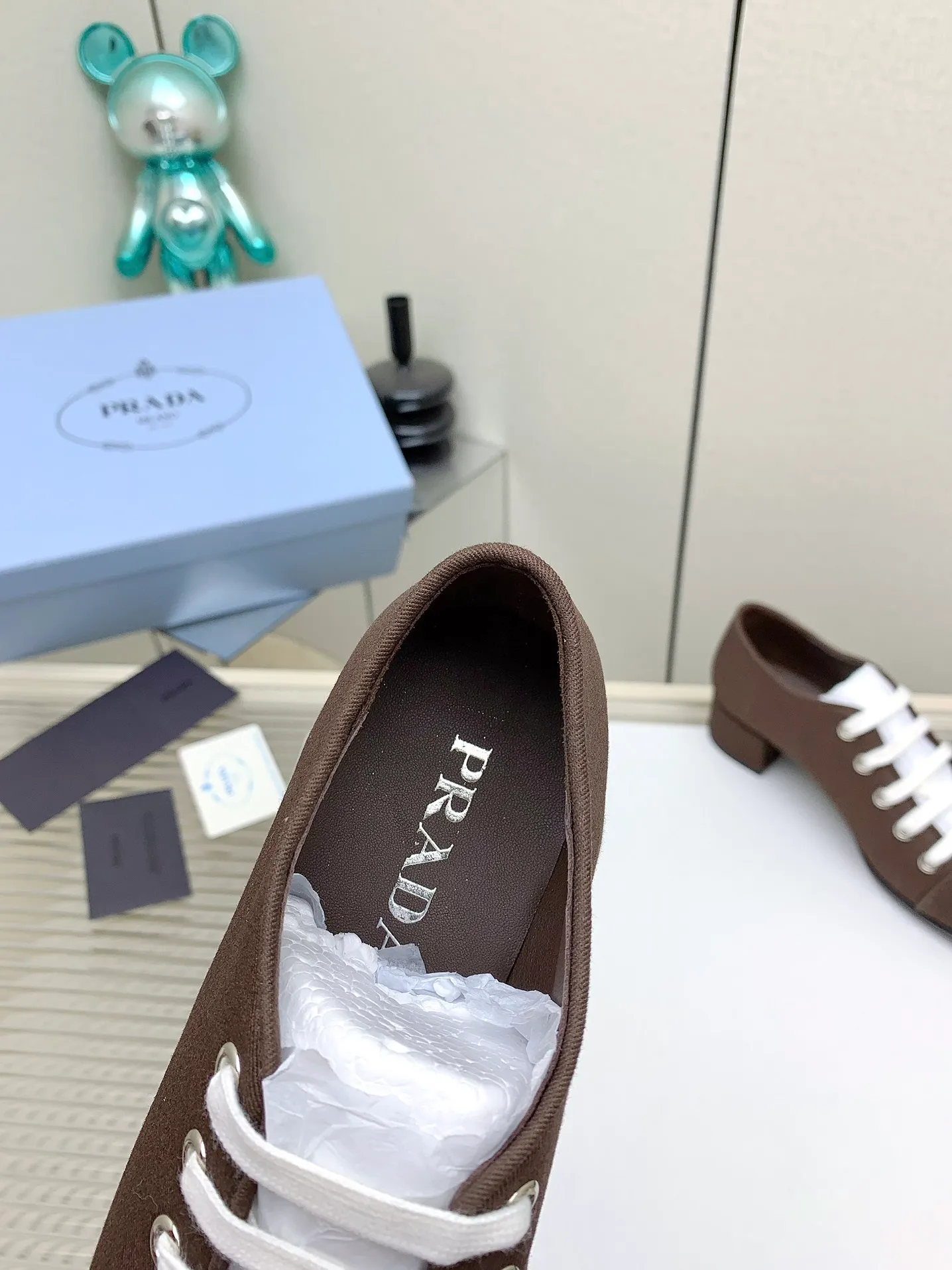 👟👟Ex-factory price 620👟👟 (Higher version) Prada 25/Spring and Summer Catwalk New lace-up hollow shoelace Mary Jane thick heel shoes This year’s lace-up element is super popular and really fashionable. I am obsessed with the appearance and comfort! The salty or sweet doll head design is full of girlishness. It is retro and playful yet elegant. The key is that it is easy to wear. ✔️Upper: original customized fabric ✔️Inner: sheepskin ✔️Outsole: genuine leather outsole imported from Italy ✔️Size: #35-41 (40.41 custom-made, non-refundable)